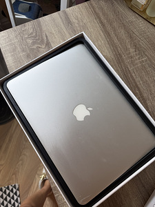 MacBook Air 13 (2017) (2 foto / 4)