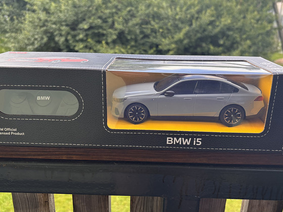 BMW i5 автомобиль на дистанционном управлении