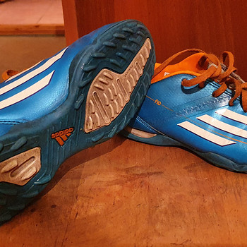 Jalgpalliputsad Adidas, suurus 34