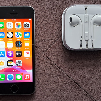 Apple iPhone SE (1-го поколения)