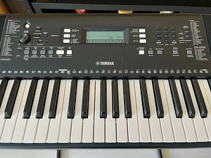 Синтезатор Yamaha (1 фото из 2)