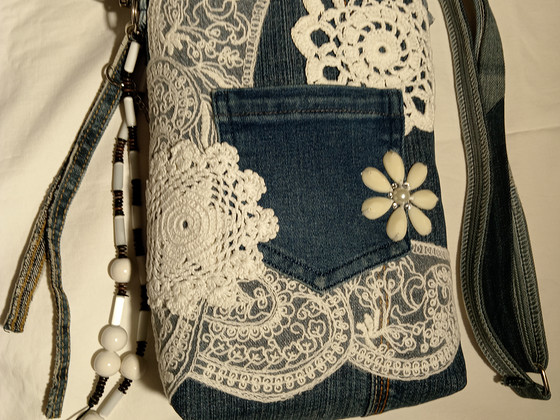 Jeanstasche "Melodie der weißen Spitze" – 100% Handarbeit /