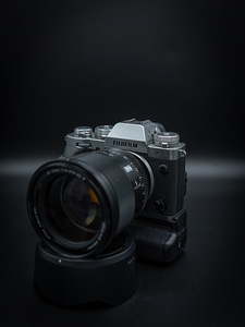 Fujifilm XT-3 + батарейный блок b-grip + 75mm f1.2 + 27mm f1.2 + 56mm f1.4 (1 фото из 4)