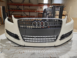 Esistange koos iluvõrega Audi Q7 4L Sport Line (2 foto / 7)