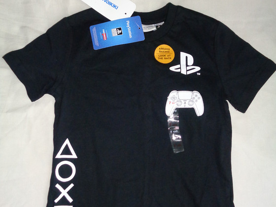 T-särk Playstation poisile