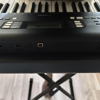 Yamaha PSR e-373