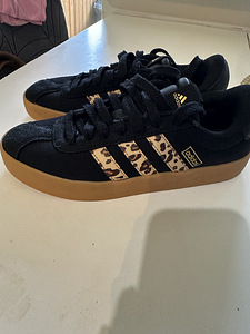 Кроссовки Adidas (1 фото из 4)