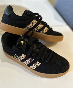 Кроссовки Adidas (3 фото из 4)