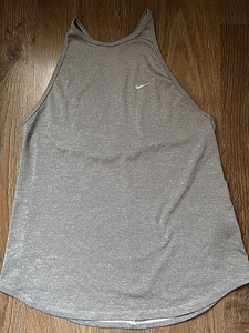 NIKE Top new M (1 foto / 3)