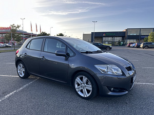 Toyota Auris 2.2d 130 кВт (5 фото из 8)