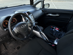 Toyota Auris 2.2d 130 кВт (7 фото из 8)