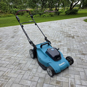 Аккумуляторная газонокосилка Makita DLM538