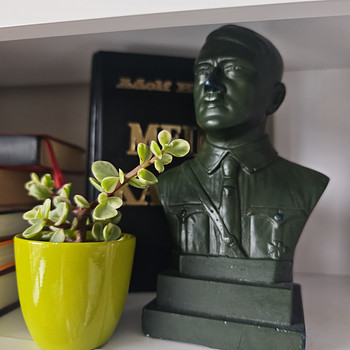 Hitleri büst ja raamat Mein Kampf