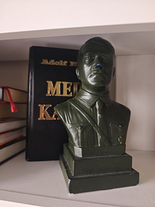Бюст Гитлера и книга моя борьба (3 фото из 4)