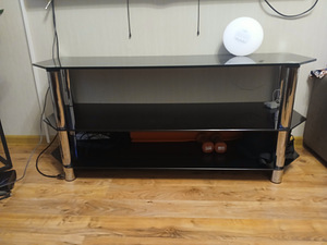 Klaasriiul TV alla + diivanilaud (1 foto / 2)