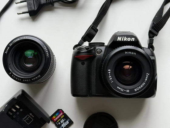 Nikon D3000 с зум-объективом Nikon 35–70mm, Nikon E s