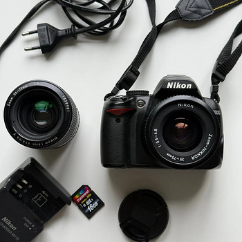 Nikon D3000 с зум-объективом Nikon 35–70mm, Nikon E s