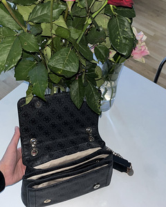 Guess (2 фото из 2)