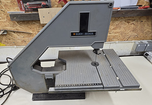 Heas töökorras väike lintsaag Black & Decker (1 foto / 10)