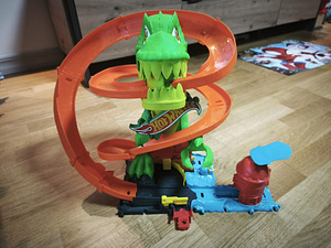 HOT WHEELS City T-Rex на пожарной станции (1 фото из 3)