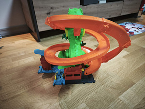 HOT WHEELS City T-Rex на пожарной станции (3 фото из 3)