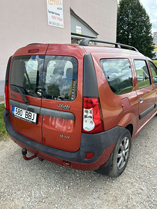 Dacia Logan (10 фото из 12)