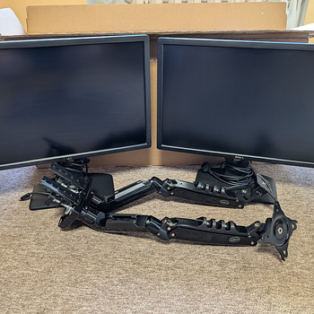 2x Dell U2412M + двойное настольное крепление для мониторов