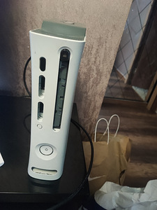 Xbox 360 Console, 4 pulti + 15 mängu (2 foto / 6)