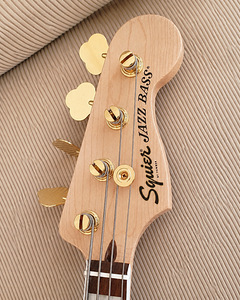 Squier 40th Anniversary Jazz Bass Gold Edition + rihm (5 foto / 5)