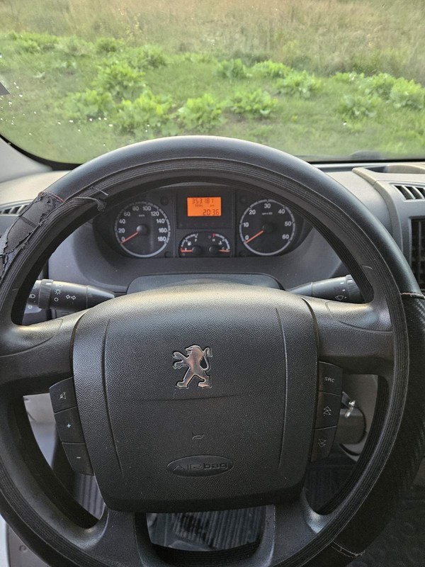 Peugeot kaubakastiga