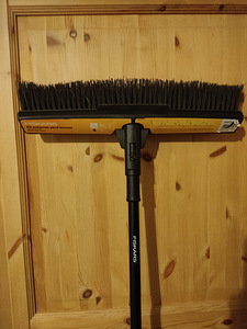 Уличная метла Fiskars Solid с черенком (1 фото из 4)