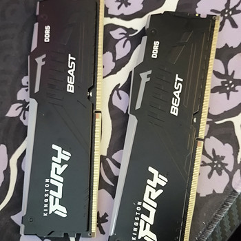 Kaks 8 GB DDR5 5200 MT/s RAM-mälupulka