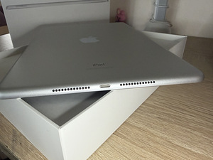 Apple iPad 9-го поколения 10,2" 64GB Wi‑Fi, в идеальном сост (3 фото из 8)