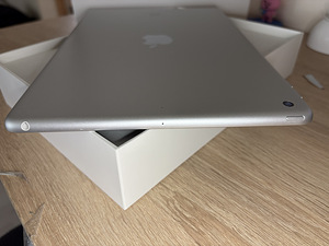 Apple iPad 9-го поколения 10,2" 64GB Wi‑Fi, в идеальном сост (4 фото из 8)