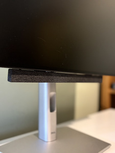 Dell U2424HE 24” USB-C monitor + soundbar (3 foto / 3)