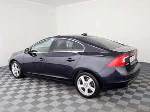Volvo S60 Momentum 2.0 D5 120kW (4 фото из 7)