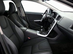 Volvo S60 Momentum 2.0 D5 120kW (6 фото из 7)
