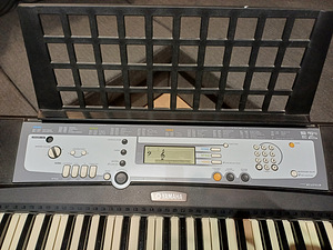 YAMAHA PSR E213 (2 foto / 2)