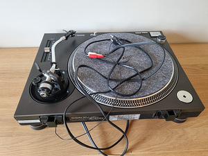 Legendaarne vinüülplaadimängija Technics SL-1210 MK2 (6 foto / 10)