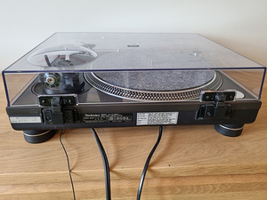 Legendaarne vinüülplaadimängija Technics SL-1210 MK2 (7 foto / 10)