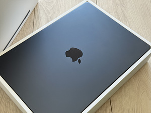 Apple Macbook Air 13 M3 8/256GB Midnight SWE как новый! (2 фото из 7)