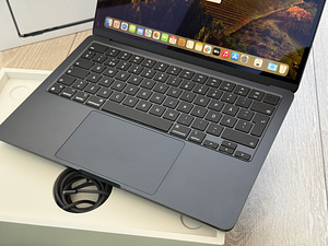 Apple Macbook Air 13 M3 8/256GB Midnight SWE как новый! (3 фото из 7)
