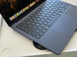 Apple Macbook Air 13 M3 8/256GB Midnight SWE как новый! (4 фото из 7)