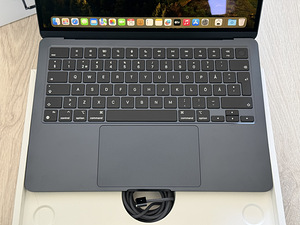 Apple Macbook Air 13 M3 8/256GB Midnight SWE как новый! (5 фото из 7)
