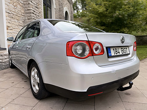 VOLKSWAGEN JETTA / 1.9 ДИЗЕЛЬ / АВТОМАТ / ТО 09.2027 (4 фото из 15)