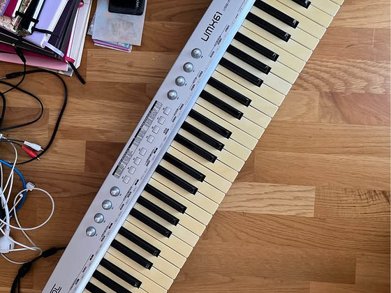 Behringer UMX61 Midi/USB controller keyboard