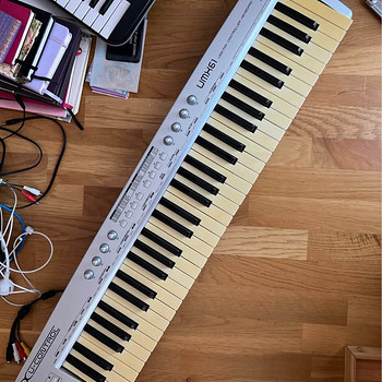 MIDI/USB-клавиатурный контроллер Behringer UMX61