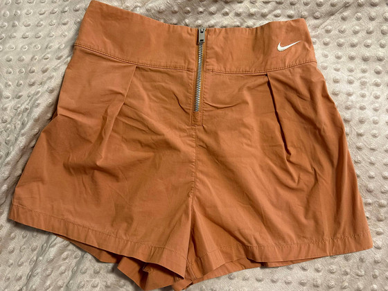 MÜÜA NAISTE NIKE LÜHIKESED PÜKSID
