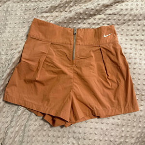 MÜÜA NAISTE NIKE LÜHIKESED PÜKSID (1 foto / 4)