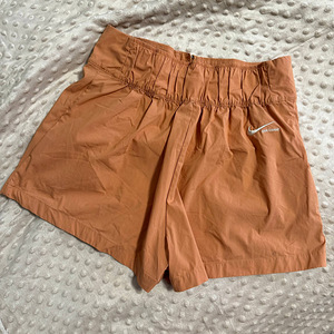 MÜÜA NAISTE NIKE LÜHIKESED PÜKSID (2 foto / 4)